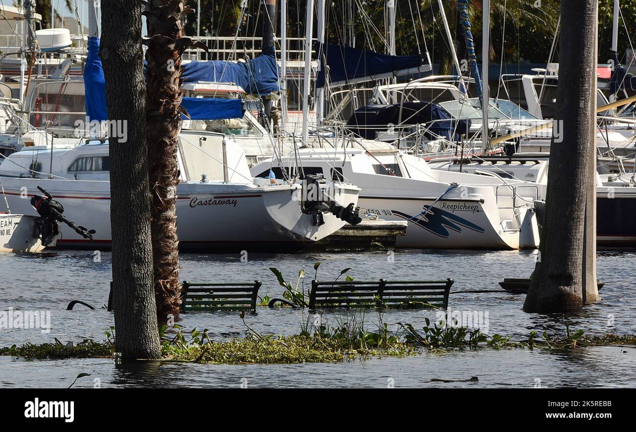 Sanford, Usa. 09. Oktober 2022. In der Nähe von Segelbooten in der Marina am Sanford Riverwalk sind unter Wasser Gehsteigebänke zu sehen, während der St. John's River eine große Überschwemmungsstufe erreicht, was den Lake Monroe nach dem Sturmflut Ian in der Innenstadt von Sanford dazu veranlass, die Meeresmauer zu durchbrechen. Der St. John's River wird heute Abend erwartet, bevor er langsam zurückgeht. (Foto von Paul Hennessy/SOPA Images/Sipa USA) Quelle: SIPA USA/Alamy Live News Stockfoto