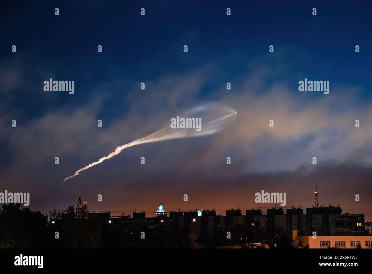 Start der Sojus-Weltraumrakete. Weltraumquallen am Himmel. Wolke von Raketengasen in der Sonne im Morgengrauen. Jet Trail von der Weltraumrakete. Astronomisches Phänomen über Cit Stockfoto