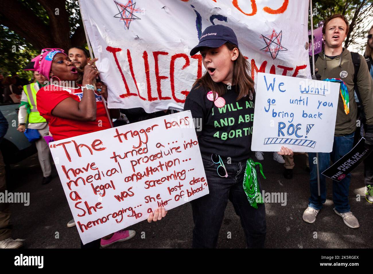 Washington, Usa. 08. Oktober 2022. Wahlkämpfer halten beim Frauenmarsch ein Banner vor Anti-Abtreibungsgegnerinnen. Der marsch war das Flaggschiff einer landesweiten „Women's Wave“-Demonstration in Hunderten von Städten in den Vereinigten Staaten. Der Marsch der Frauen organisierte die Demonstrationen als Reaktion auf die Stellungnahme des Obersten Gerichtshofs von Dobbs gegen JWHO, die Roe gegen Wade kippte und das Bundesrecht auf Abtreibungszugang aushob. Kredit: SOPA Images Limited/Alamy Live Nachrichten Stockfoto