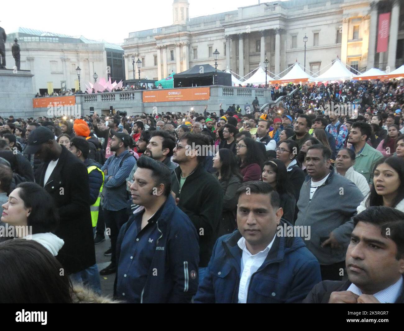 Trafalgar Square, London, WC2N 5DN, Großbritannien. 9. Oktober 2022. Das jährliche Diwali on the Square Festival in London begann mit einem mitreißenden Auftakt mit hochrangigen Persönlichkeiten, darunter der Londoner Bürgermeister Sadiq Khan, der nepalesische Botschafter im Vereinigten Königreich, S.E. Gyan Chandra Acharya, Und der indische Hochkommissar Ranjan Mafai sowie die Celebrity-Choreografen Marzi Pestonji und Shiamak Davar sprachen alle vor begeisterten Menschenmengen, die sich auf dem historischen Trafalgar Square in London versammelten. Quelle: ©Julia Mineeva/EGBN TV News/Alamy Live News Stockfoto