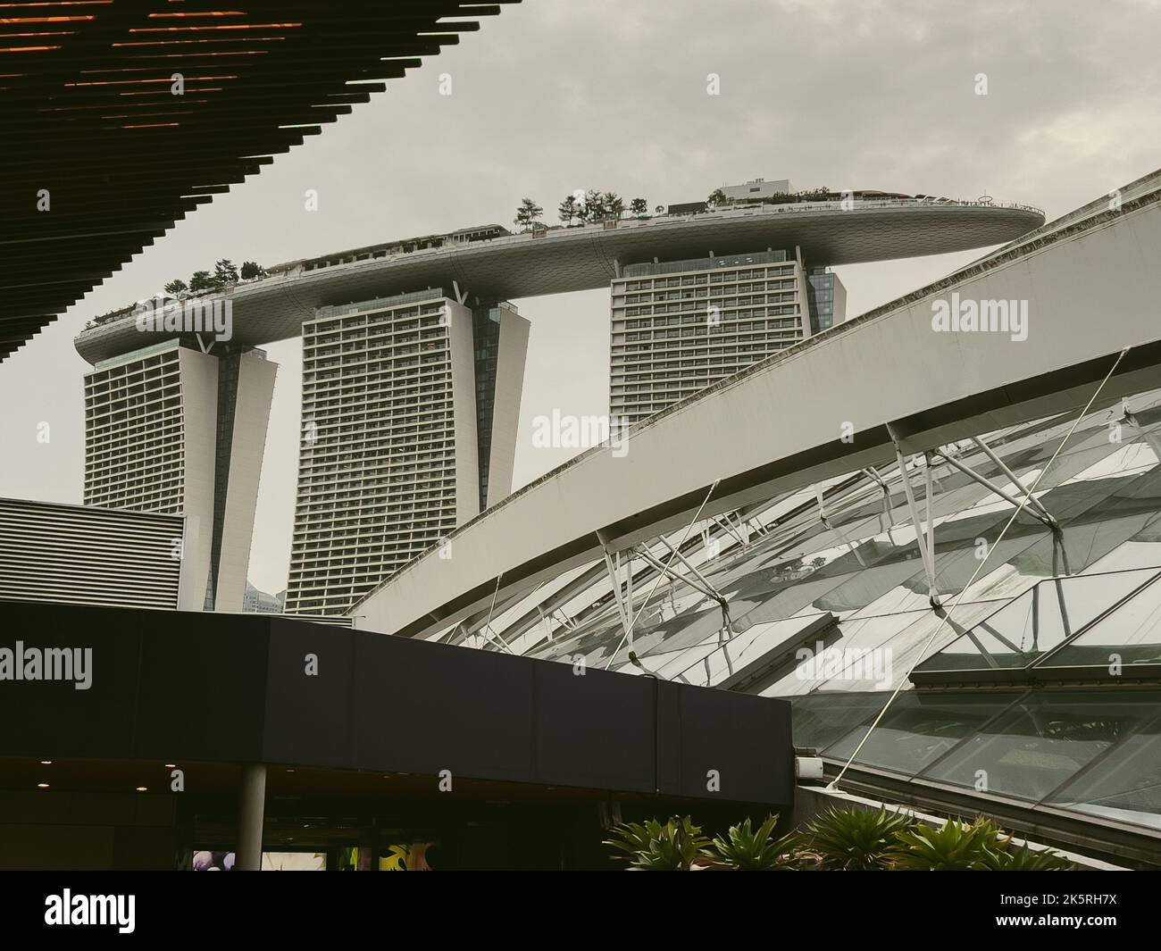 Neben Marina Bay Sands and Gardens an der Bucht in Singapur. Ein beliebtes Reiseziel für Touristen und die Einheimischen in Singapur. Stockfoto