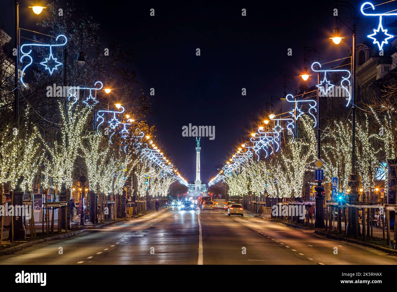 Budapest, Ungarn - Weihnachtslichter auf der Andrassy Straße mit Heldenplatz im Hintergrund am Heiligabend Stockfoto
