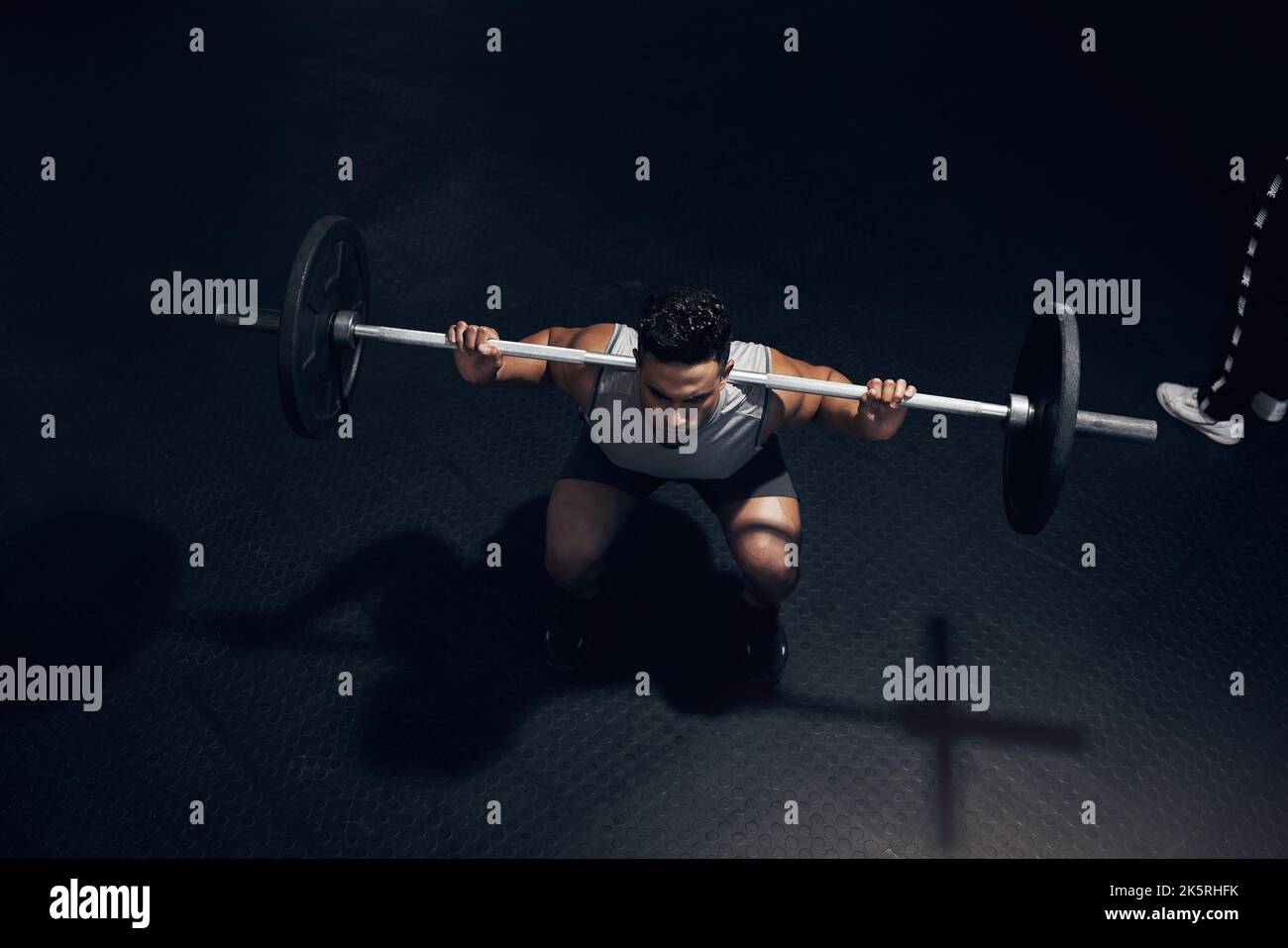 Langhantelhock, dunkles Fitnessstudio und Mannsporttraining, Training und Fitness von schwerem Gewichtheben im Health Club. Oben von indischen Bodybuilder, Athlet und Stockfoto