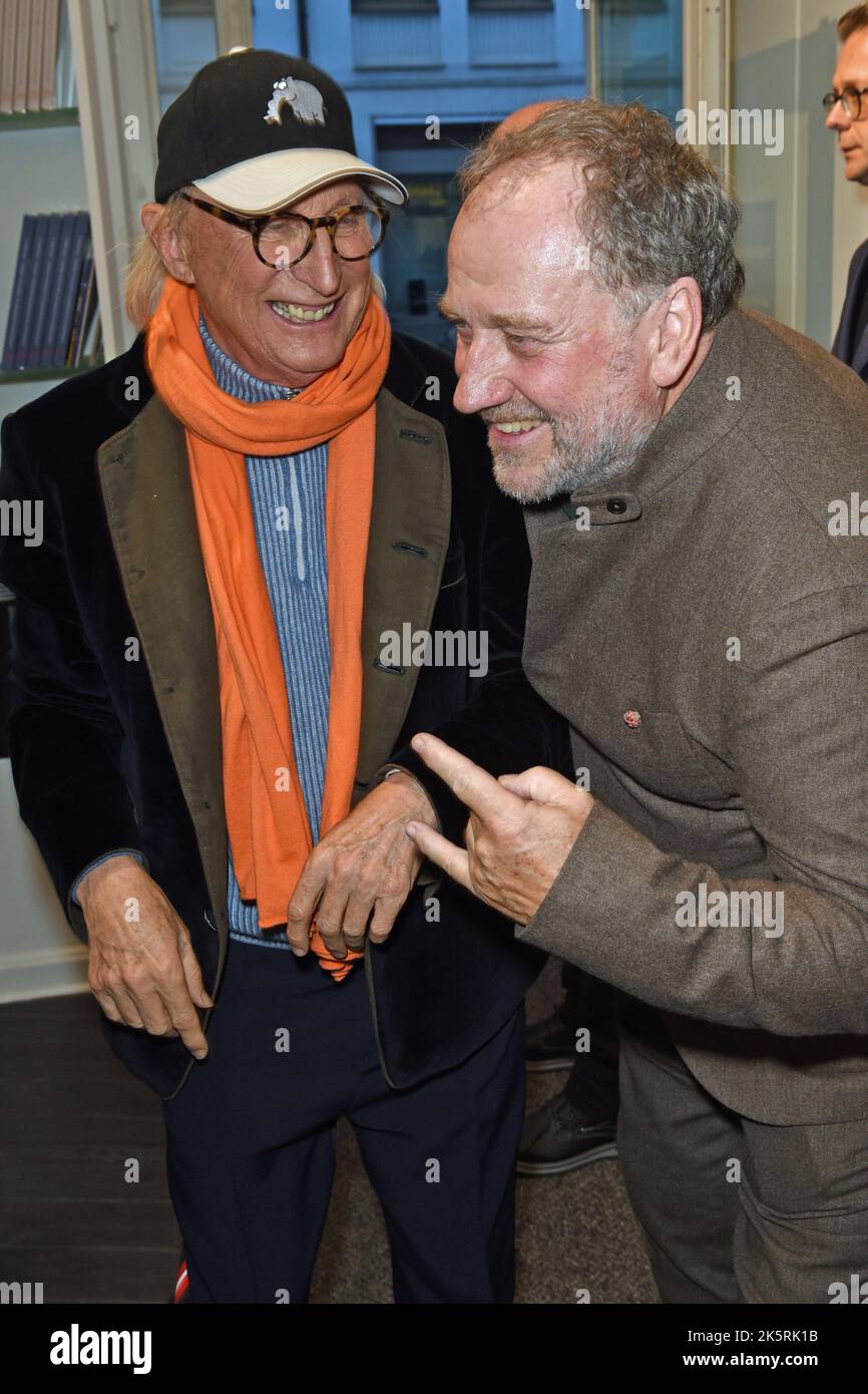 München, Deutschland. 09. Oktober 2022. Komiker Otto Waalkes (l.) und Moderator und Komponist Harold Faltermeyer beim Geburtstagsfest des Komponisten Harold Faltermeyer ' Falty 70.xis' in der Galerie Andreas Baumgartl in München. Quelle: Düren/dpa/Alamy Live News Stockfoto