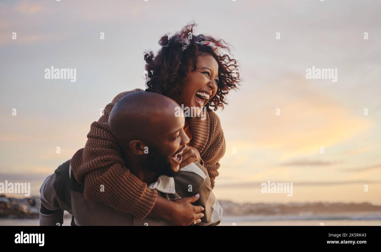 Schwarzes Paar, Reise- und Strandspass, während Sie über das Abenteuer der Sonnenuntergänge in der Natur und den Sommerurlaub oder die Flitterwochen bei einer Fahrt mit dem Sparschwein lachen. Comic, Energie Stockfoto