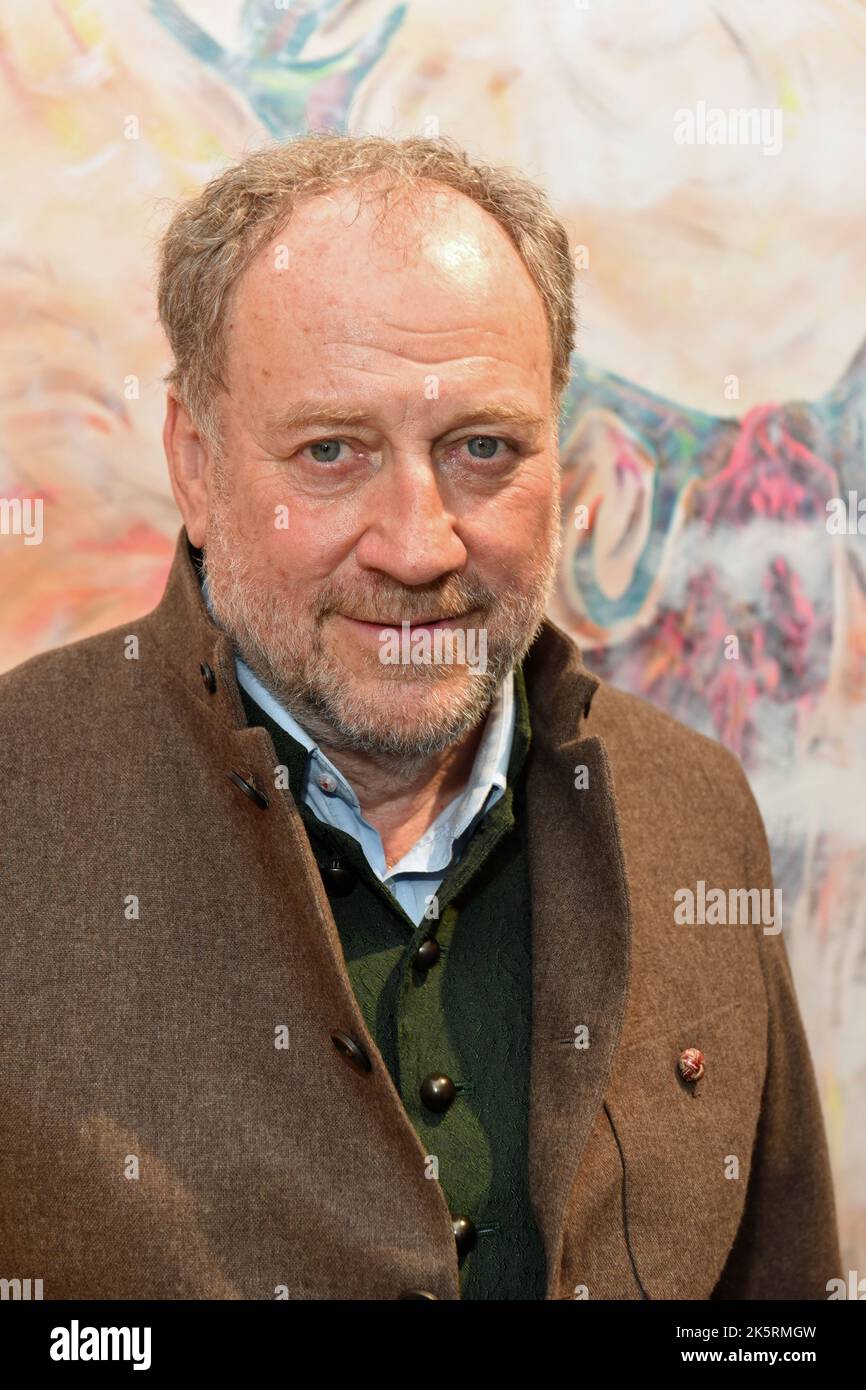 München, Deutschland. 09. Oktober 2022. Moderator und Komponist Harold Faltermeyer lächelt bei seiner Geburtstagsfeier ' Falty 70.xis' in der Galerie Andreas Baumgartl in München. Quelle: Düren/dpa/Alamy Live News Stockfoto