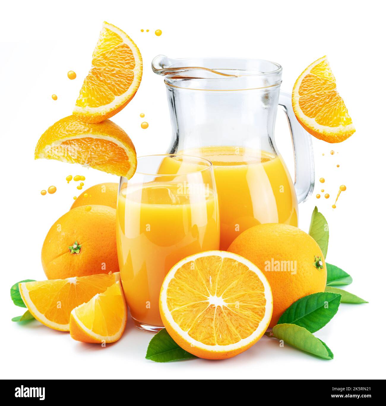 Gelbe Orangenfrüchte und frischer Saft mit fallenden Orangenscheiben und orangefarbenen Tropfen isoliert auf weißem Hintergrund. Stockfoto