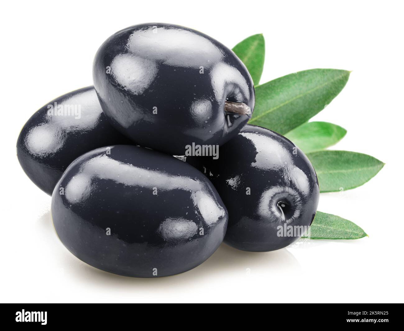 Ganze schwarze Oliven mit Olivenblättern isoliert auf weißem Hintergrund. Stockfoto