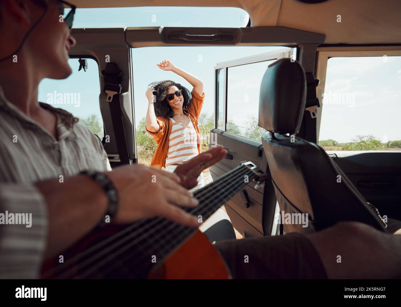 Tanz, Van und Musik mit Frau, die tanzt und sich mit dem Mann in einem rv-, Relax-, Happy- und Hipster-Lebensstil anfreunckt. Freiheit, Liebe und Paar reisen in der Natur Stockfoto