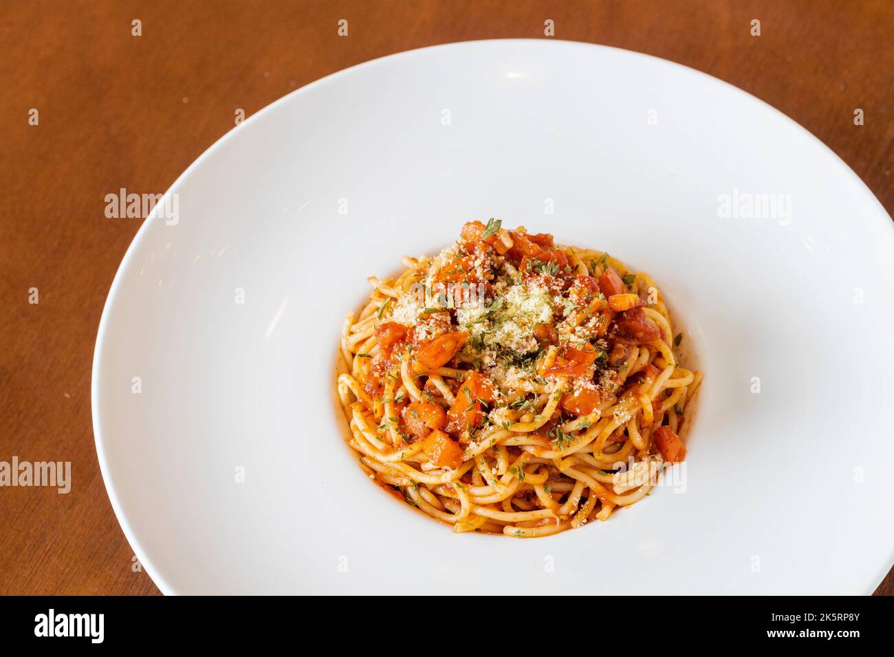 Ein Teller mit Spaghetti alla puttanesca in einem lokalen Café in Cebu City, Philippinen Stockfoto