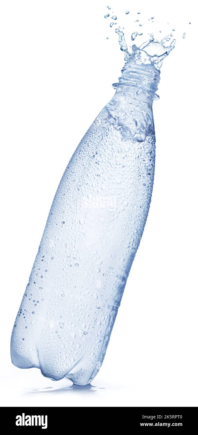 Plastikflasche mit gekühltem Wasser und Wasserspritzer Krone auf der Oberseite. Datei enthält Beschneidungspfad. Stockfoto
