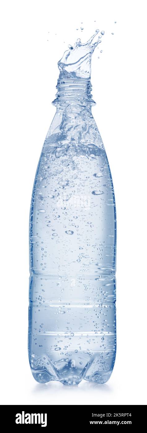 Plastikflasche mit gekühltem Wasser und Wasserspritzer Krone auf der Oberseite. Datei enthält Beschneidungspfad. Stockfoto