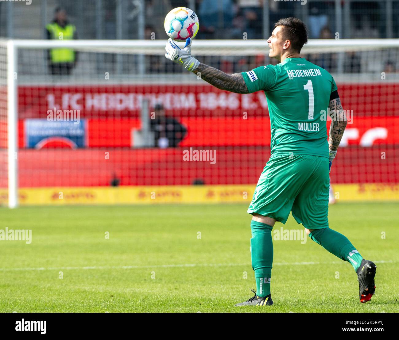 Heidenheim, Deutschland. 09. Oktober 2022. Fußball: 2. Bundesliga, 1. FC Heidenheim - Hannover 96, Matchday 11 in der Voith Arena. Heidenheimer Torwart Kevin Müller fängt den Ball. Quelle: Stefan Puchner/dpa - Nutzung nur nach schriftl. Vereinbarung mit der dpa/Alamy Live News Stockfoto