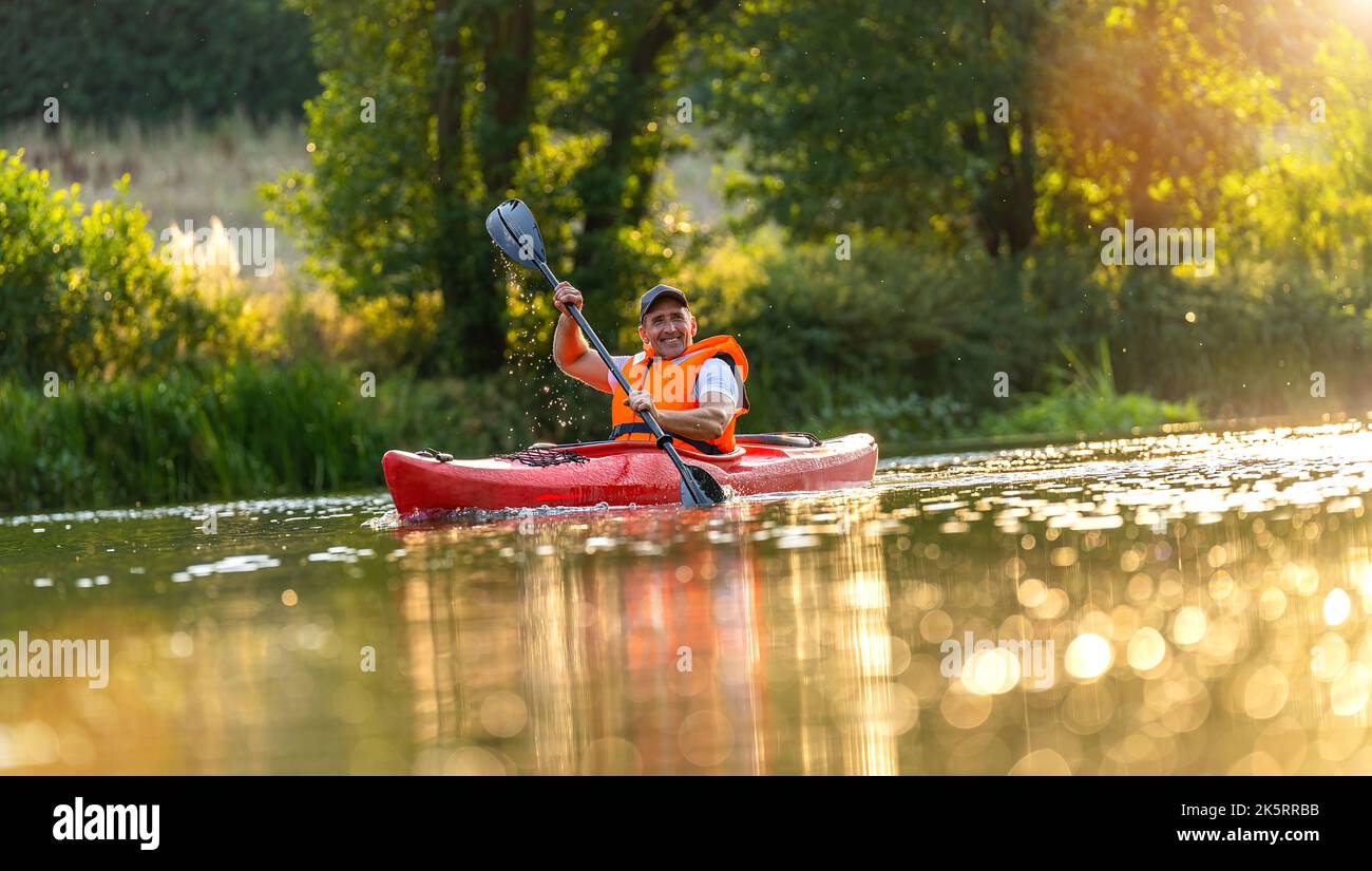 Mann am Fluss für Wassersport mit Kajak paddeln Stockfoto