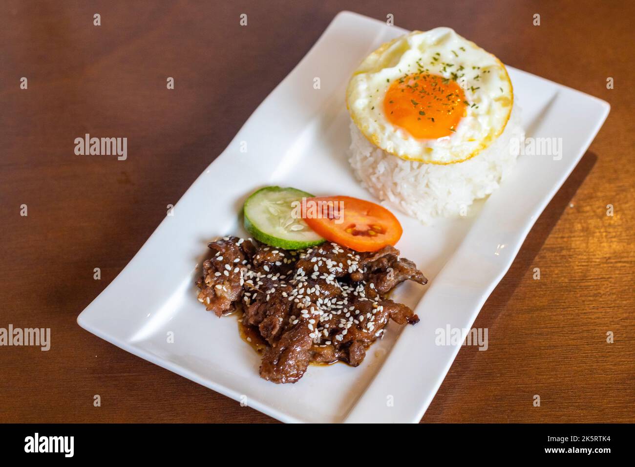 Sesamfleisch- und Eierfrühstück in einem lokalen Café in Cebu City, Philippinen Stockfoto