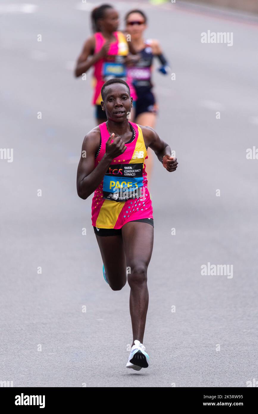 Pacemaker Pace 1 beim TCS London Marathon 2022 Elite Women Race in Tower Hill, City of London, Großbritannien Stockfoto