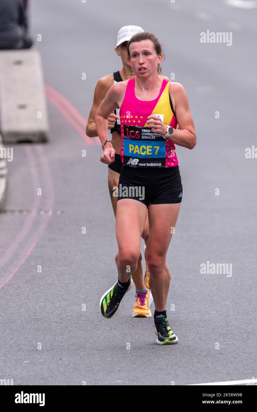 Clara Evans als Schrittmacher Pace 7 beim TCS London Marathon 2022 Elite Women Race in Tower Hill, City of London, Großbritannien. Britische Athletin Stockfoto