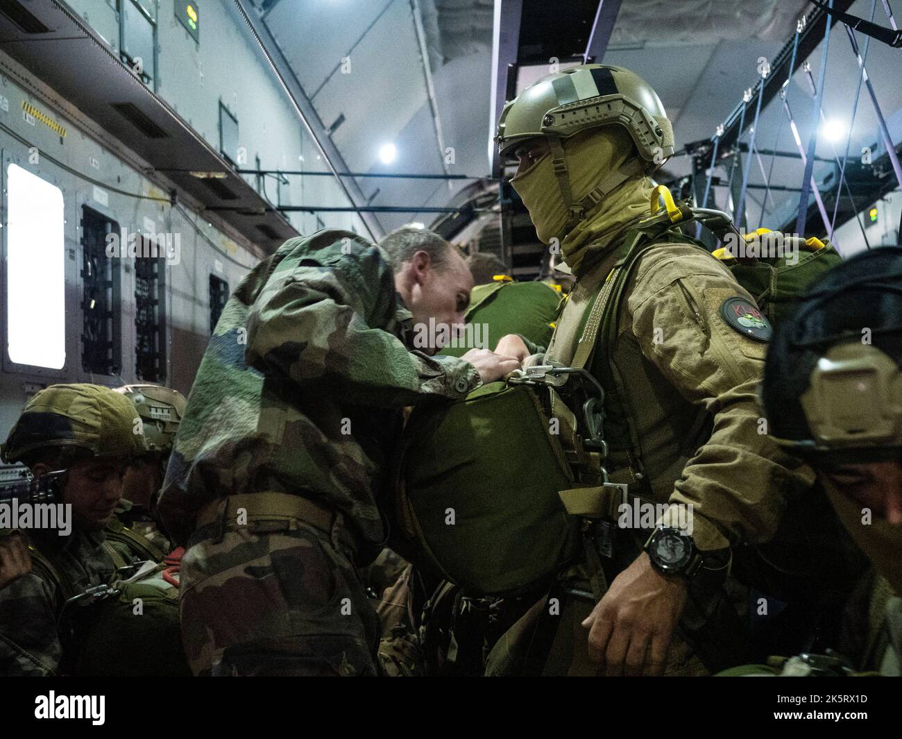 Französische Soldaten des Fallschirmjägerregiments von Pau aus dem Jahr 1. während einer Trainingsübung der französischen Luftwaffe im Rahmen der VOLFA 2022 auf dem Militärstützpunkt Mont-de-Marshan am 6. Oktober 2022. Eine Trainingsübung, die vom 26. September bis 14. Oktober 2022 vom BA 118 des Mont-de-Marshan VOLFA durchgeführt wurde, ermöglicht die Vorbereitung von hochintensiven Operationen der Luftwaffe und des Weltraums in Zusammenarbeit mit 7 alliierten Nationen (amerikanisch, kanadisch, emirati, spanisch, griechisch, Italienisch und Portugiesisch), die an dem Szenario teilnehmen. Foto von Herve Lequeux/ABACAPRESS.COM Stockfoto