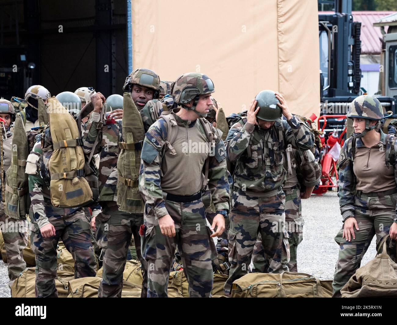 Französische Soldaten des Fallschirmjägerregiments von Pau aus dem Jahr 1. während einer Trainingsübung der französischen Luftwaffe im Rahmen der VOLFA 2022 auf dem Militärstützpunkt Mont-de-Marshan am 6. Oktober 2022. Eine Trainingsübung, die vom 26. September bis 14. Oktober 2022 vom BA 118 des Mont-de-Marshan VOLFA durchgeführt wurde, ermöglicht die Vorbereitung von hochintensiven Operationen der Luftwaffe und des Weltraums in Zusammenarbeit mit 7 alliierten Nationen (amerikanisch, kanadisch, emirati, spanisch, griechisch, Italienisch und Portugiesisch), die an dem Szenario teilnehmen. Foto von Herve Lequeux/ABACAPRESS.COM Stockfoto