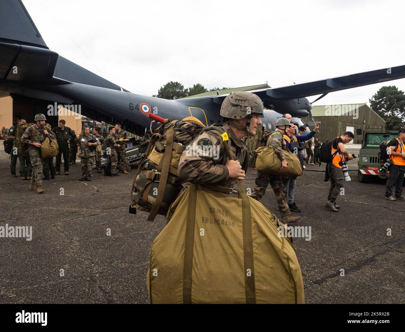 Französische Soldaten des Fallschirmjägerregiments von Pau aus dem Jahr 1. während einer Trainingsübung der französischen Luftwaffe im Rahmen der VOLFA 2022 auf dem Militärstützpunkt Mont-de-Marshan am 6. Oktober 2022. Eine Trainingsübung, die vom 26. September bis 14. Oktober 2022 vom BA 118 des Mont-de-Marshan VOLFA durchgeführt wurde, ermöglicht die Vorbereitung von hochintensiven Operationen der Luftwaffe und des Weltraums in Zusammenarbeit mit 7 alliierten Nationen (amerikanisch, kanadisch, emirati, spanisch, griechisch, Italienisch und Portugiesisch), die an dem Szenario teilnehmen. Foto von Herve Lequeux/ABACAPRESS.COM Stockfoto