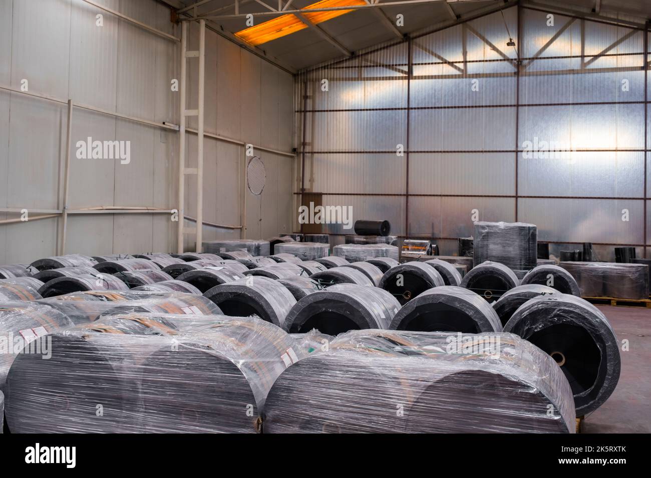 Verbrauchsmaterialien für Vakuumverpackungen von Lebensmitteln. Thermoformmaschine Kunststoff Produktionsmaterialien im Werkslager Stockfoto