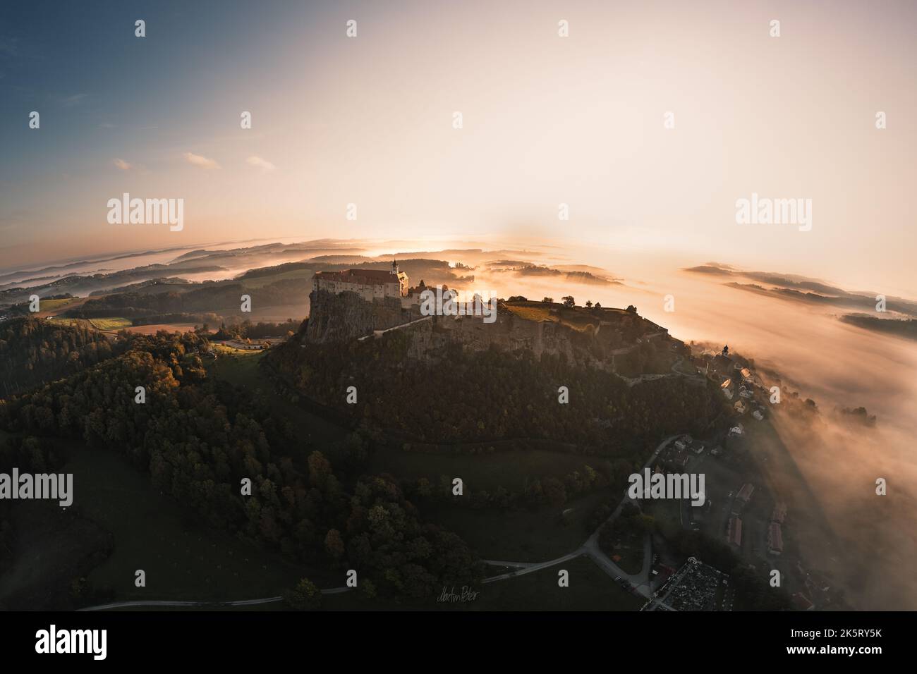Panoramablick auf die neblige Riegersburg Stockfoto