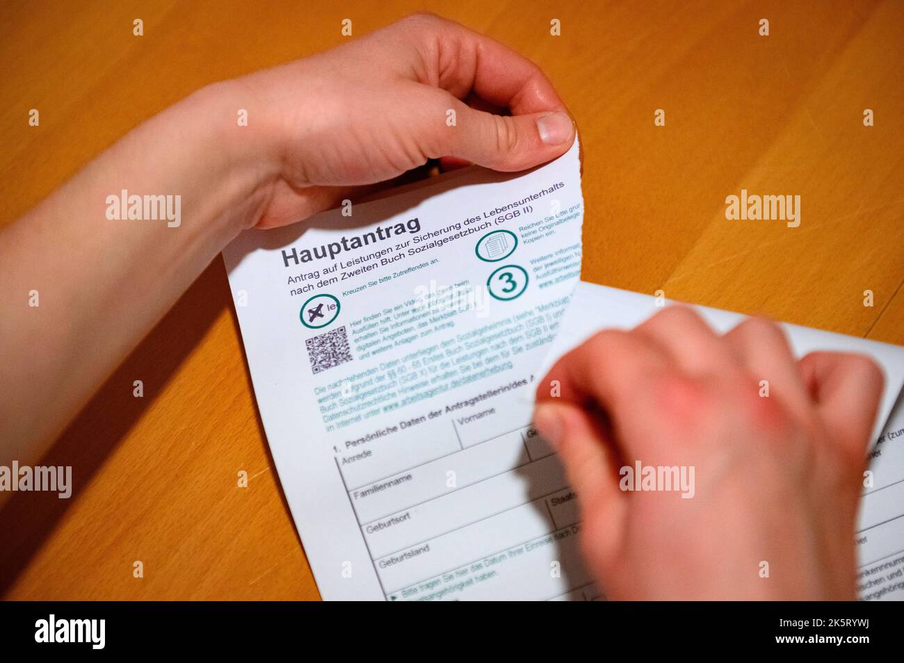 Hamburg, Deutschland. 27. September 2022. Eine Person zerreißt einen Hartz IV-Antrag. Quelle: Jonas Walzberg/dpa/Alamy Live News Stockfoto