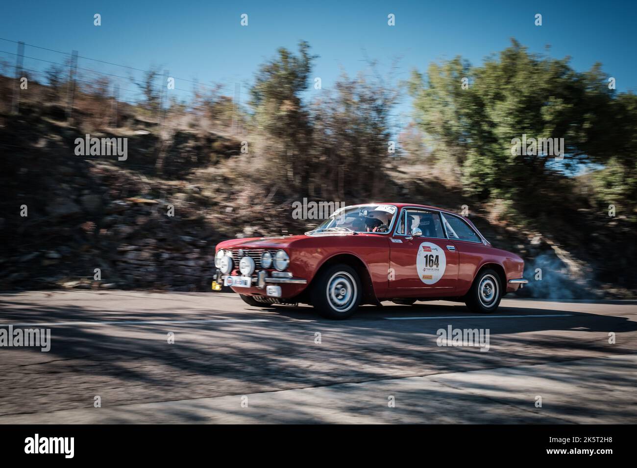 Novella, Korsika, Frankreich - 7.. Oktober 2022: Andreas Kunz und Franck Macle treten in ihrem Alfa Romeo 2000 GT Veloce bei der Tour de Corse Histor 2022 an Stockfoto