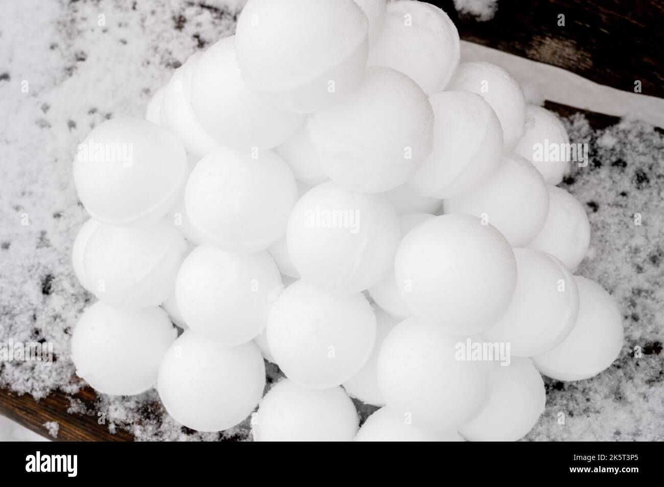 Pyramide oder ein Haufen von perfekten Schneebällen an frostigen Wintertag im Wald oder Garten im Freien. Verschneite Wintersaison und Spaß Unterhaltung in der Natur Stockfoto