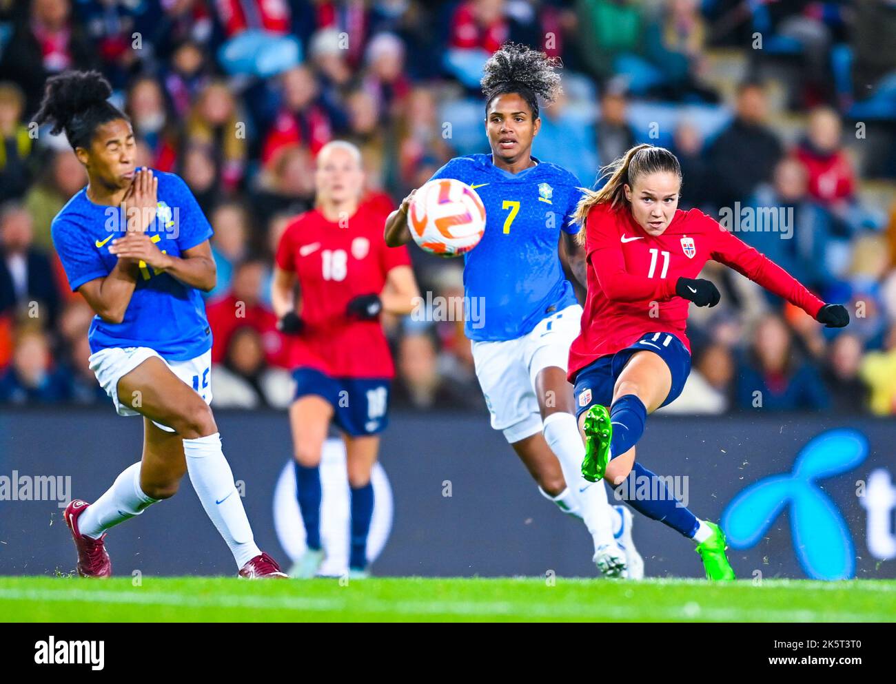 Oslo 20221007.Norwegens Guro Reiten (rechts) und Brasiliens Maria Eduarda Francelino während des internationalen Fußballspiels zwischen Norwegen und Brasilien im Ullevaal Stadium. Foto: Annika Byrde / NTB Stockfoto