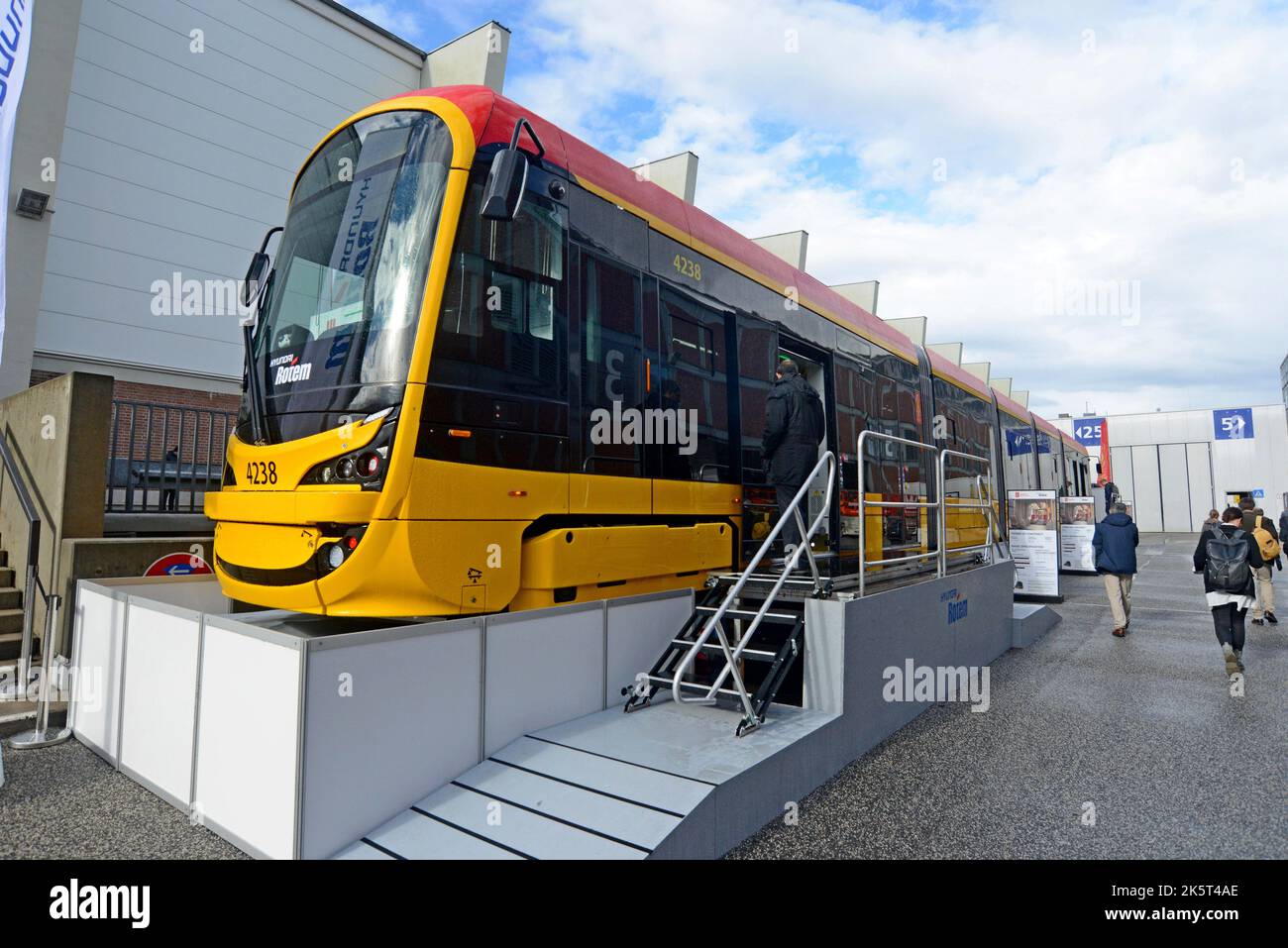 Eine neue Hyundai rotem Tram für das Warschauer Straßenbahnnetz wird auf der Innotrans International Transport expo, Berlin, September 2022, ausgestellt Stockfoto