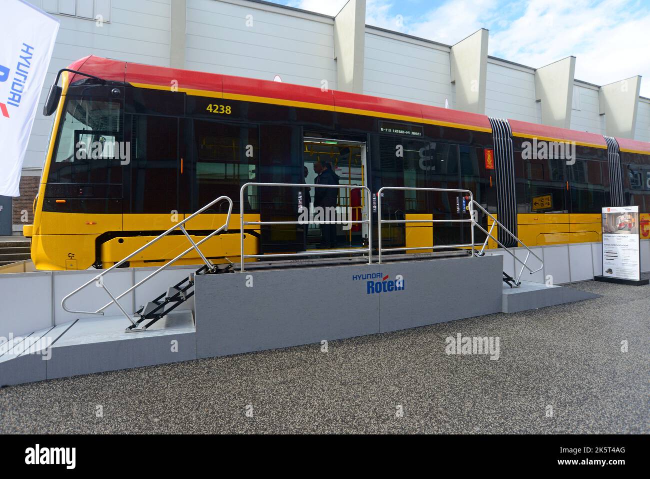 Eine neue Hyundai rotem Tram für das Warschauer Straßenbahnnetz wird auf der Innotrans International Transport expo, Berlin, September 2022, ausgestellt Stockfoto