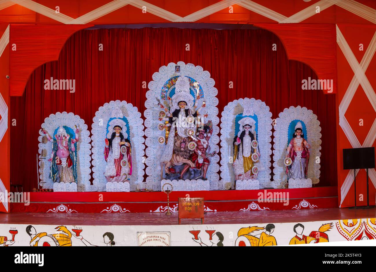 B-Block,Chittaranjan Park Durga Puja Samity,Neu-Delhi , Indien Dt-1 Oct 2022. Ein Blick auf Durga Idiol in Puja Pandal Stockfoto