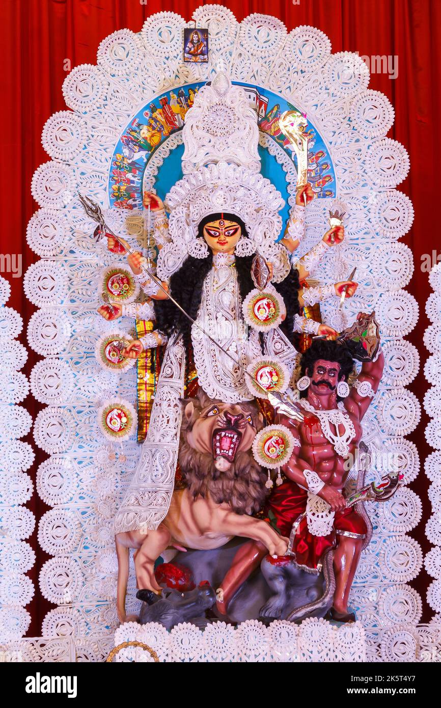 B-Block,Chittaranjan Park Durga Puja Samity,Neu-Delhi , Indien Dt-1 Oct 2022. Ein Blick auf Durga Idiol in Puja Pandal Stockfoto