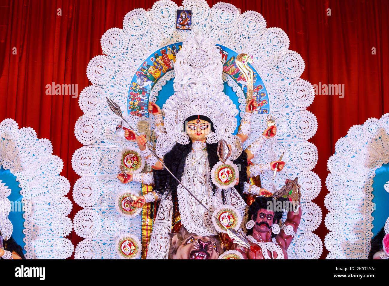 B-Block,Chittaranjan Park Durga Puja Samity,Neu-Delhi , Indien Dt-1 Oct 2022. Ein Blick auf Durga Idiol in Puja Pandal Stockfoto