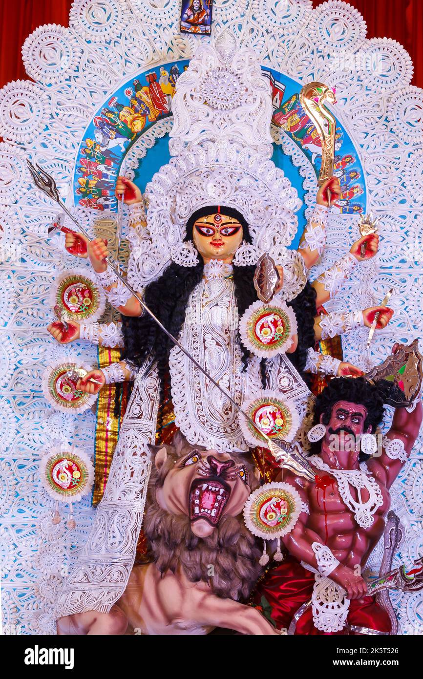 B-Block,Chittaranjan Park Durga Puja Samity,Neu-Delhi , Indien Dt-1 Oct 2022. Ein Blick auf Durga Idiol in Puja Pandal Stockfoto
