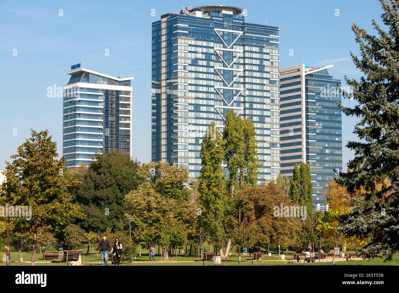 Blick auf die Bürogebäude des Millennium Center, die von der belgischen KBC Group N.V. erworben wurden, und die Menschen an einem Tag im South Park, im Zentrum von Sofia, Bulgarien Stockfoto