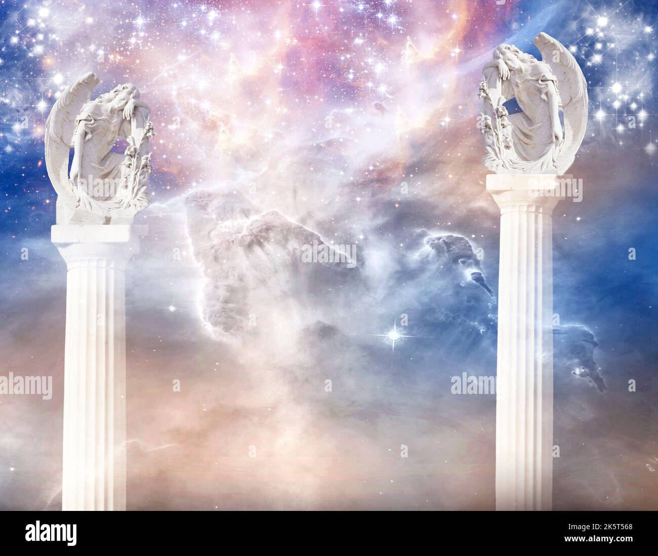 Schöner Engelserzengel über mystischem Himmel mit Galaxie und Sternen Hintergrund und mit Kopierraum Stockfoto