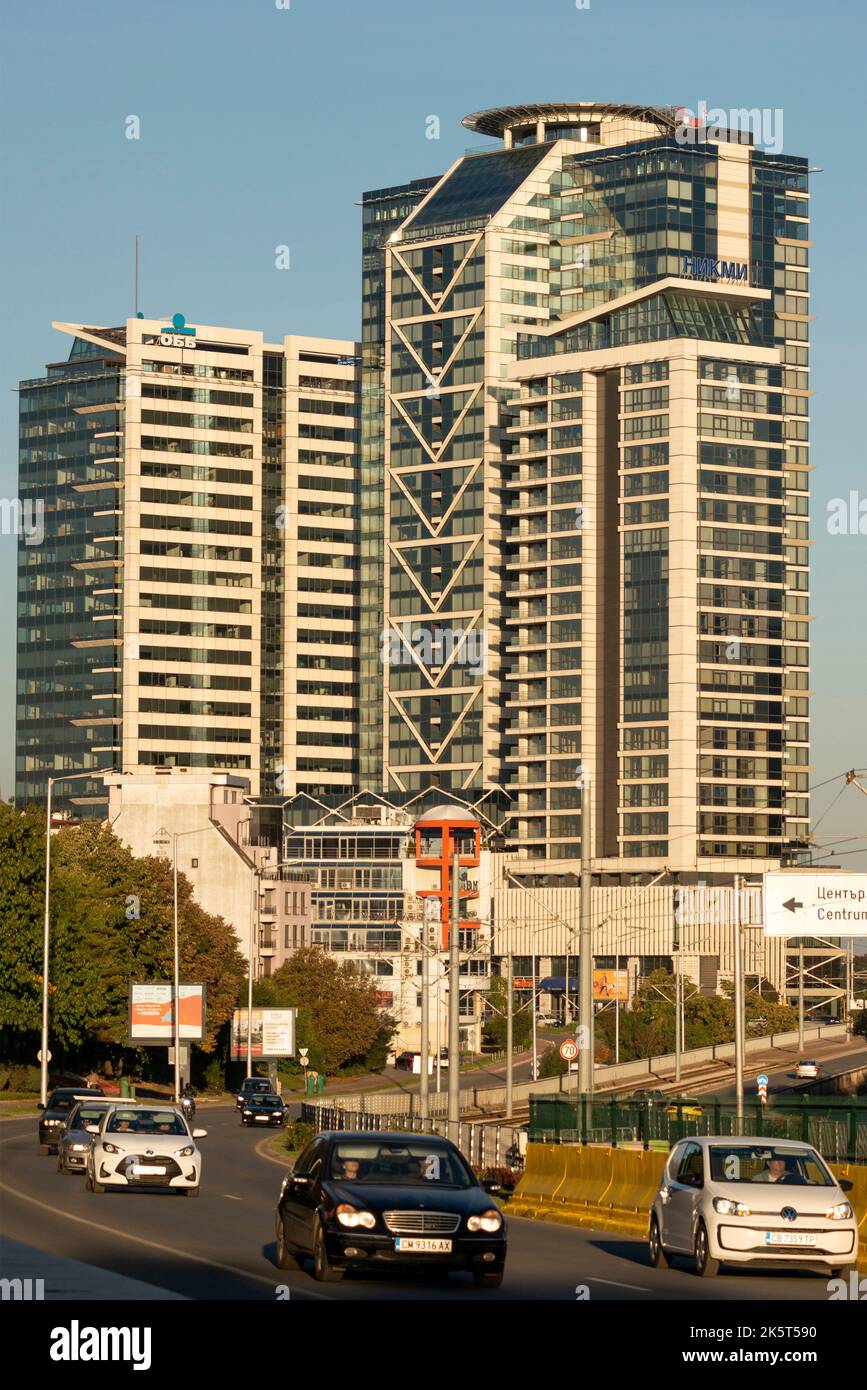 Blick auf die Bürogebäude des Millennium Center, die von der belgischen KBC Group N.V. erworben wurden, und den Autoverkehr auf dem Bulgaria Boulevard im Zentrum von Sofia, Bulgarien Stockfoto