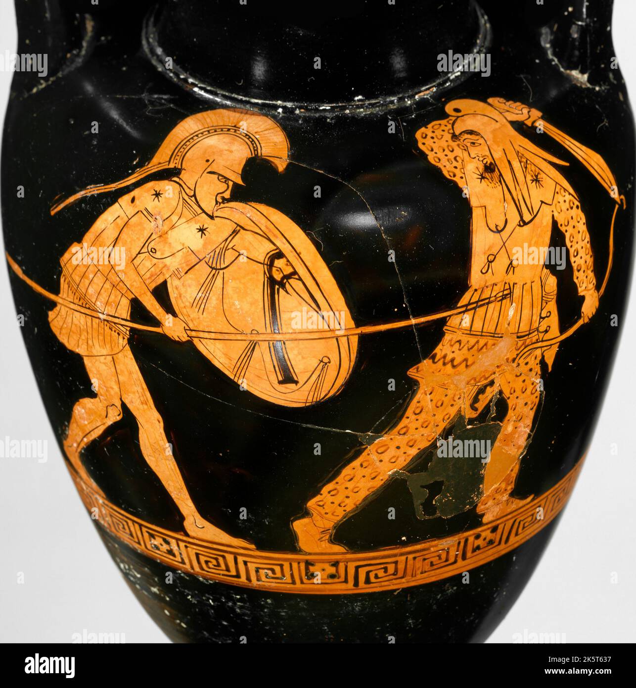 Griechischer Soldat im Kampf gegen einen Perser (Terrakotta-Rotfigur Nolan Amphora), um 470 v. Chr. Gefunden in der Sammlung des Metropolitan Museum of Art, New York. Stockfoto
