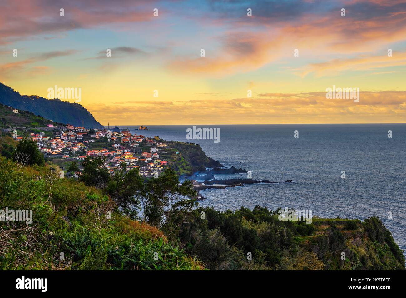 Sonnenuntergang über Seixal Beach Village auf Madeira, Portugal Stockfoto