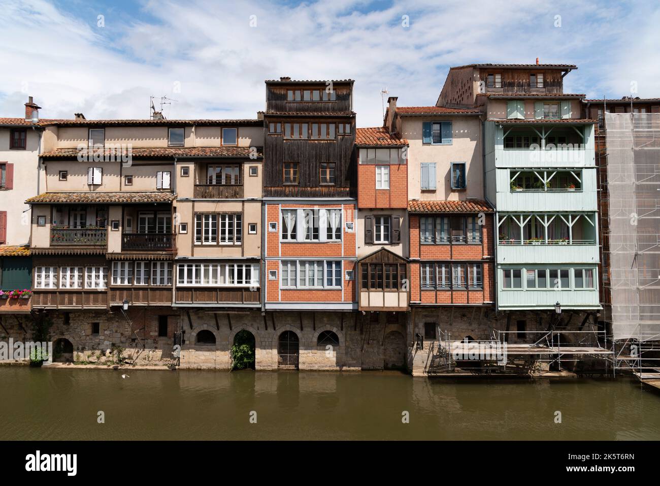 Häuser am Fluss Agout. Castres. Tarn. „Uzgitanien“. Frankreich Stockfoto