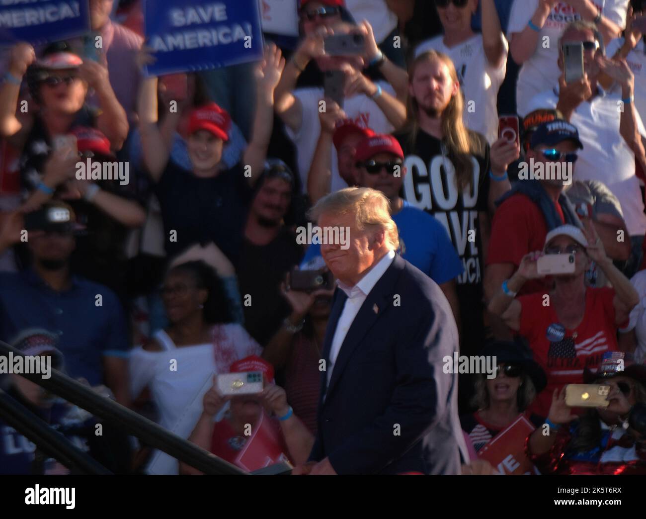 Mesa, Arizona, USA. 9. Oktober 2022. Der ehemalige Präsident Donald Trump kommt nach Mesa, Arizona, um die ersten amerikanischen Kandidaten für die bevorstehenden Zwischenwahlen zu unterstützen. Alle republikanischen Kandidaten für ein landesweites Amt sowie den Senat in Arizona wurden von Trump unterstützt und gewannen die Nominierung ihrer Parteien für die Parlamentswahlen. Die Wahl wird als Limus-Test für Trumps Hold über die Republikanische Partei angesehen. Die meisten Hauptgewinnerinnen wurden landesweit von Trump unterstützt, aber es bleibt abzuwarten, ob sie bei den Wahlen vom 8. November gewinnen können. Kredit: ZUMA Press, Inc./Alamy Live Nachrichten Stockfoto