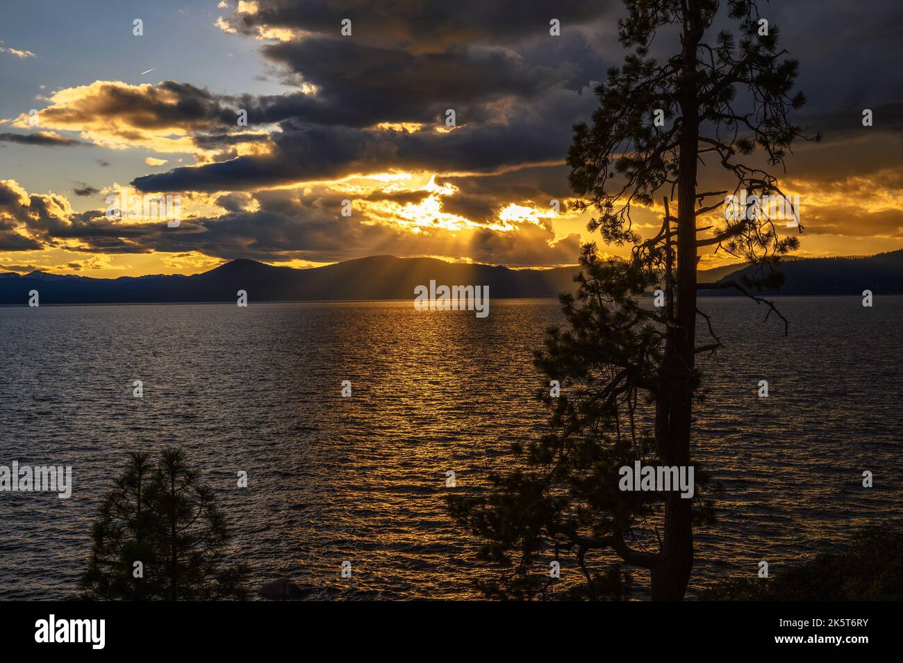 Sonnenuntergang über dem Lake Tahoe in Kalifornien Stockfoto