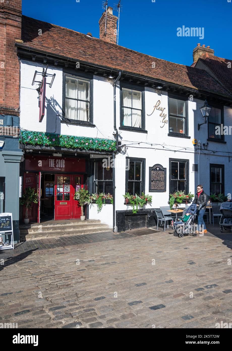 Außenansicht der Snug Bar St Albans, einem Pub, einer Cocktailbar und einem Restaurant im Fleur de Lys. French Row, St Albans, Hertfordshire, England, Großbritannien Stockfoto