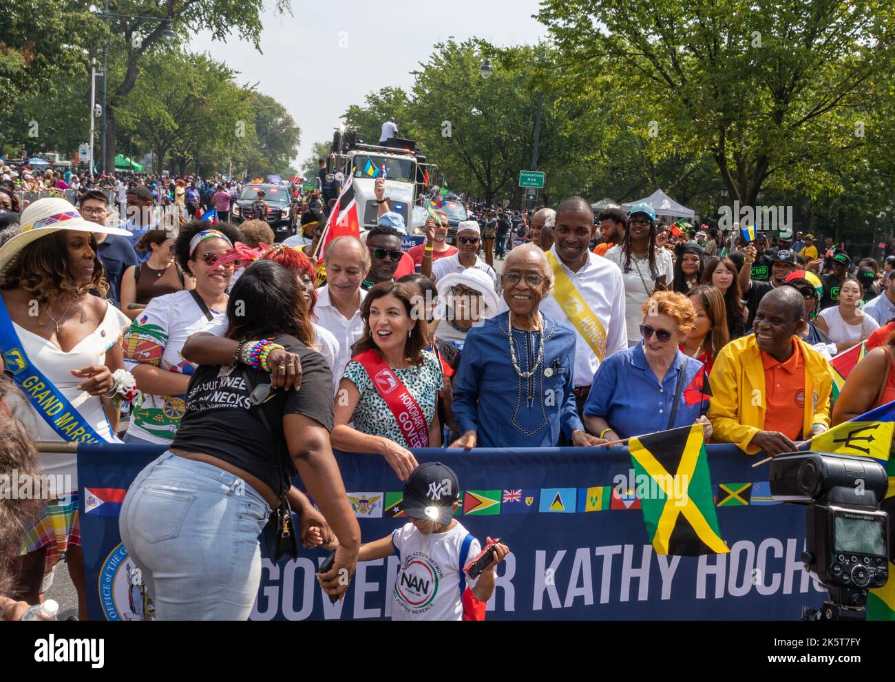 Die West Indian Labor Day Parade. Al Sharpton, Kathy Hochul und Stacey E Plaskett gehen mit Menschen. Stockfoto