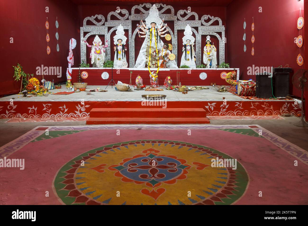 Minto Road Puja Samiti, Kali Mandir , New Delhi , Indien ,Dt-02 Oct 2022.Ein Blick auf Durga Idiol in Puja Pandal Stockfoto