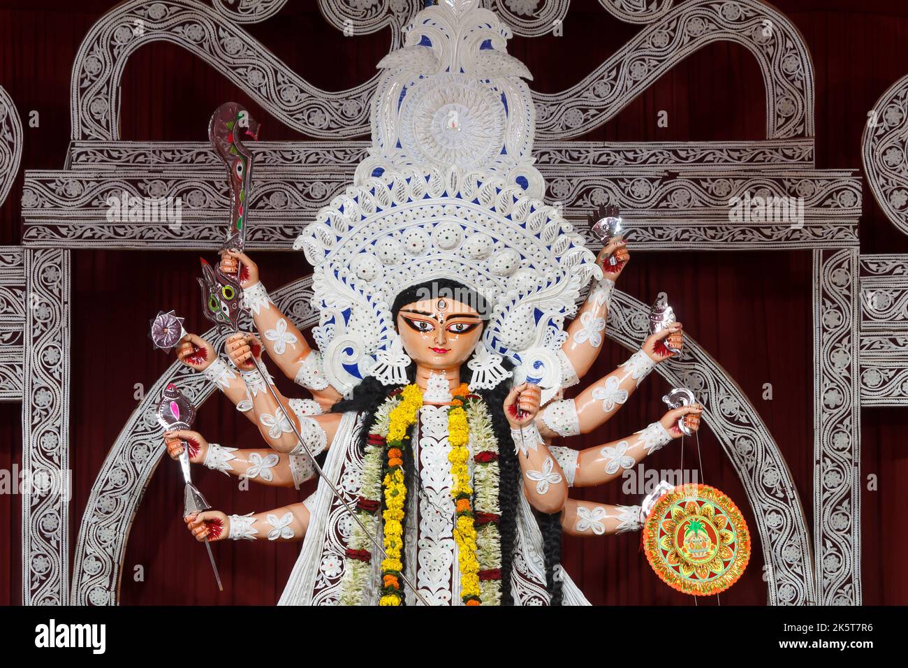 Minto Road Puja Samiti, Kali Mandir , New Delhi , Indien ,Dt-02 Oct 2022.Ein Blick auf Durga Idiol in Puja Pandal Stockfoto