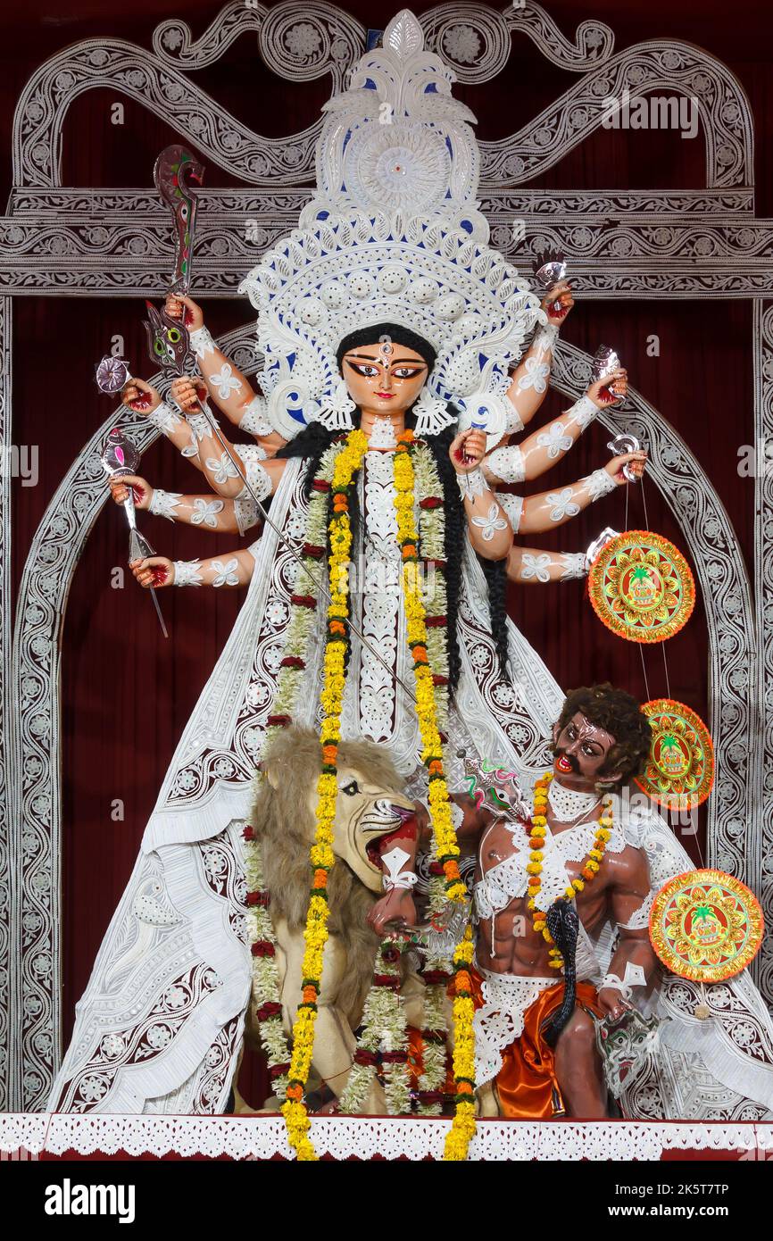 Minto Road Puja Samiti, Kali Mandir , New Delhi , Indien ,Dt-02 Oct 2022.Ein Blick auf Durga Idiol in Puja Pandal Stockfoto