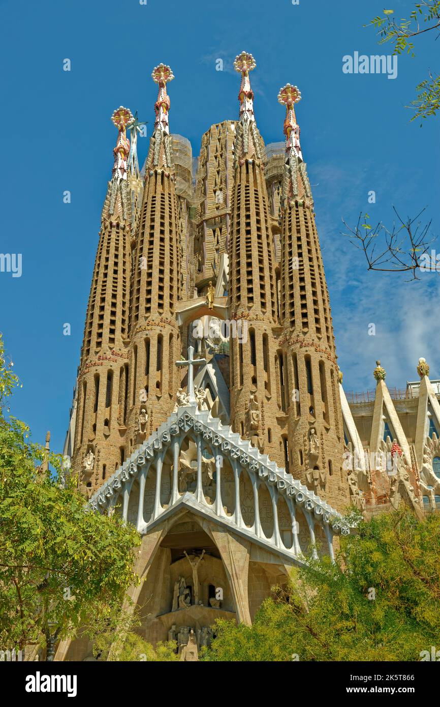Die Südwand der Sagrada Familia, Basílica de la Sagrada Familia, entworfen von Antoni Gaudi in Barcelona, Spanien. Stockfoto